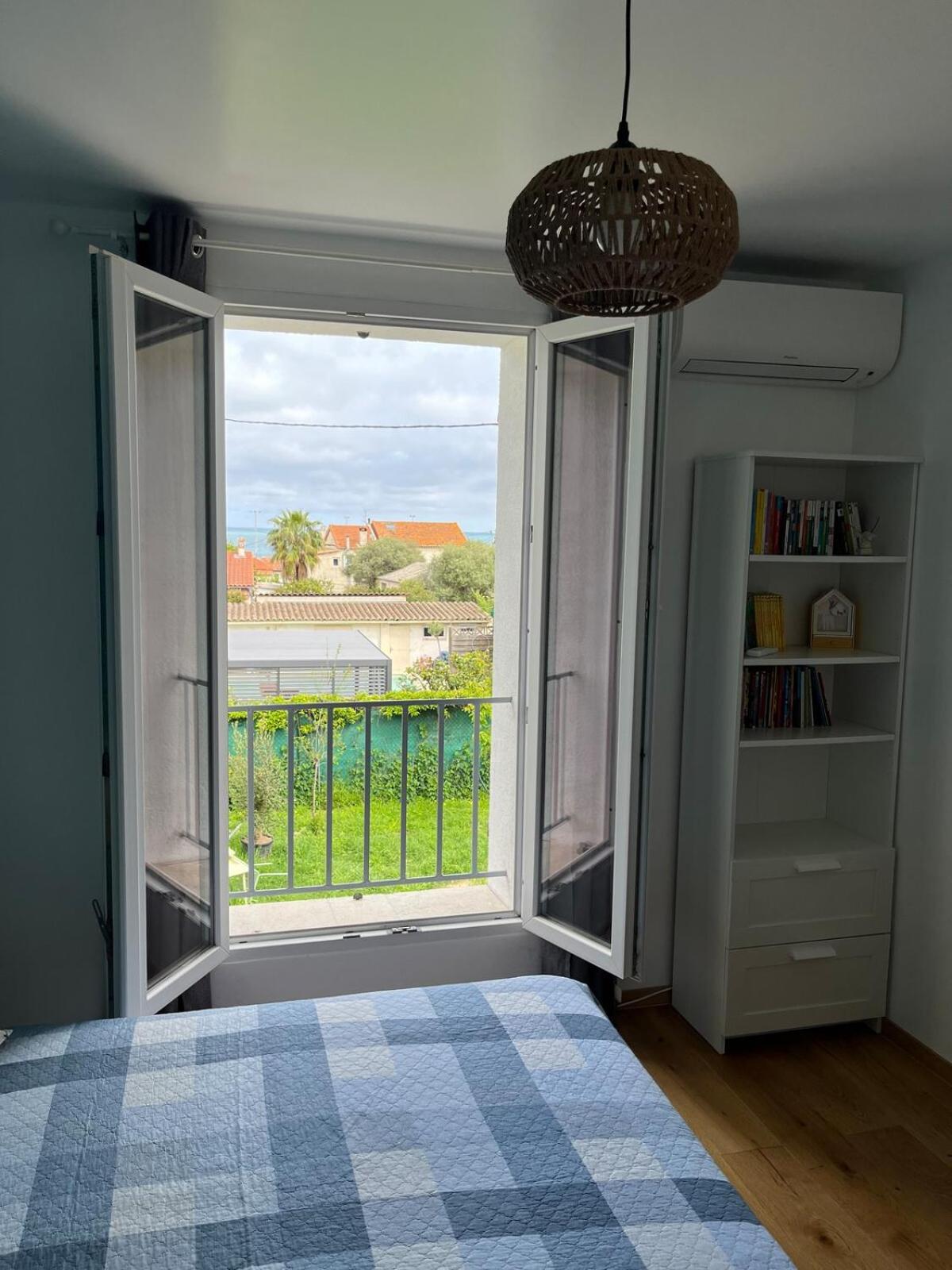 Villa La Desiree ,Haut De Villa, Refait A Neuf , 4 Etoiles, Climatise, Parking Prive Et 120M2 De Jardin Villa Antibes
