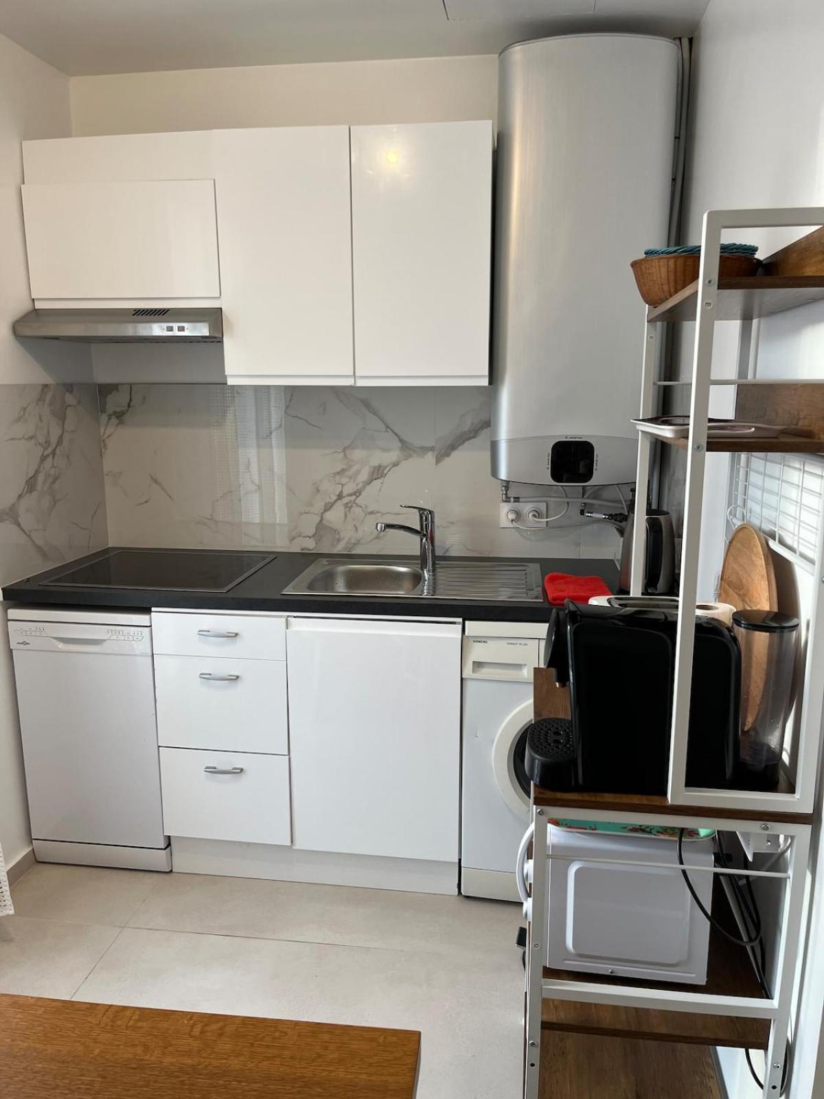 Villa La Desiree ,Haut De Villa, Refait A Neuf , 4 Etoiles, Climatise, Parking Prive Et 120M2 De Jardin *