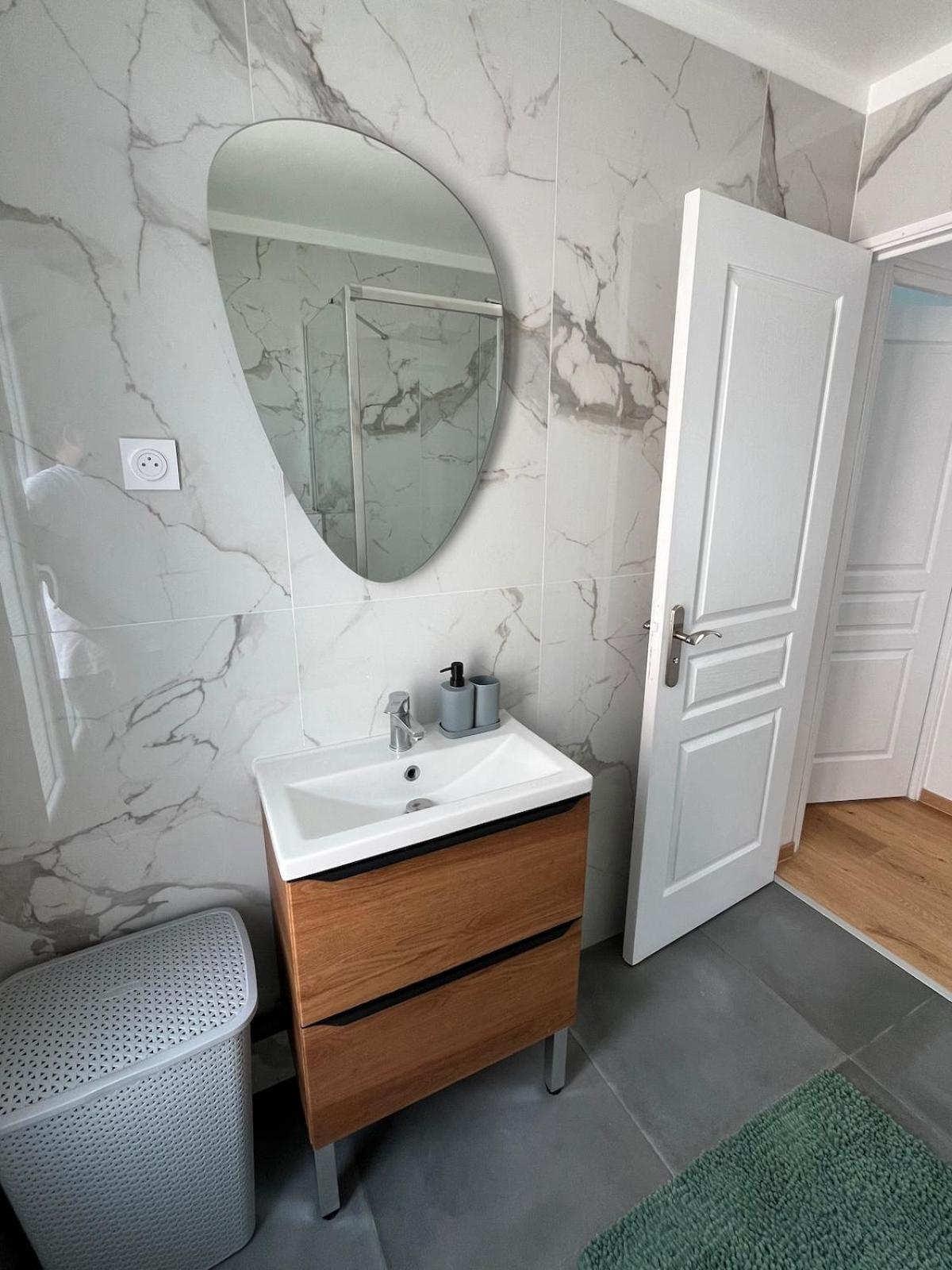 Villa Villa La Desiree ,Haut De Villa, Refait A Neuf , 4 Etoiles, Climatise, Parking Prive Et 120M2 De Jardin