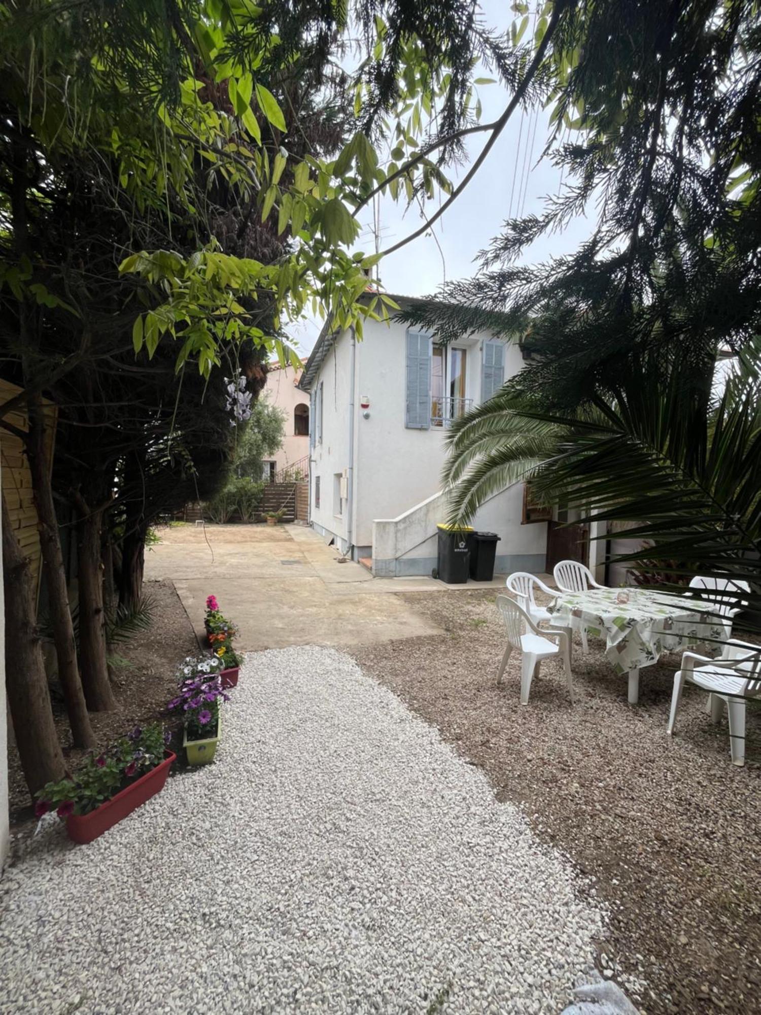 Villa La Desiree ,Haut De Villa, Refait A Neuf , 4 Etoiles, Climatise, Parking Prive Et 120M2 De Jardin *