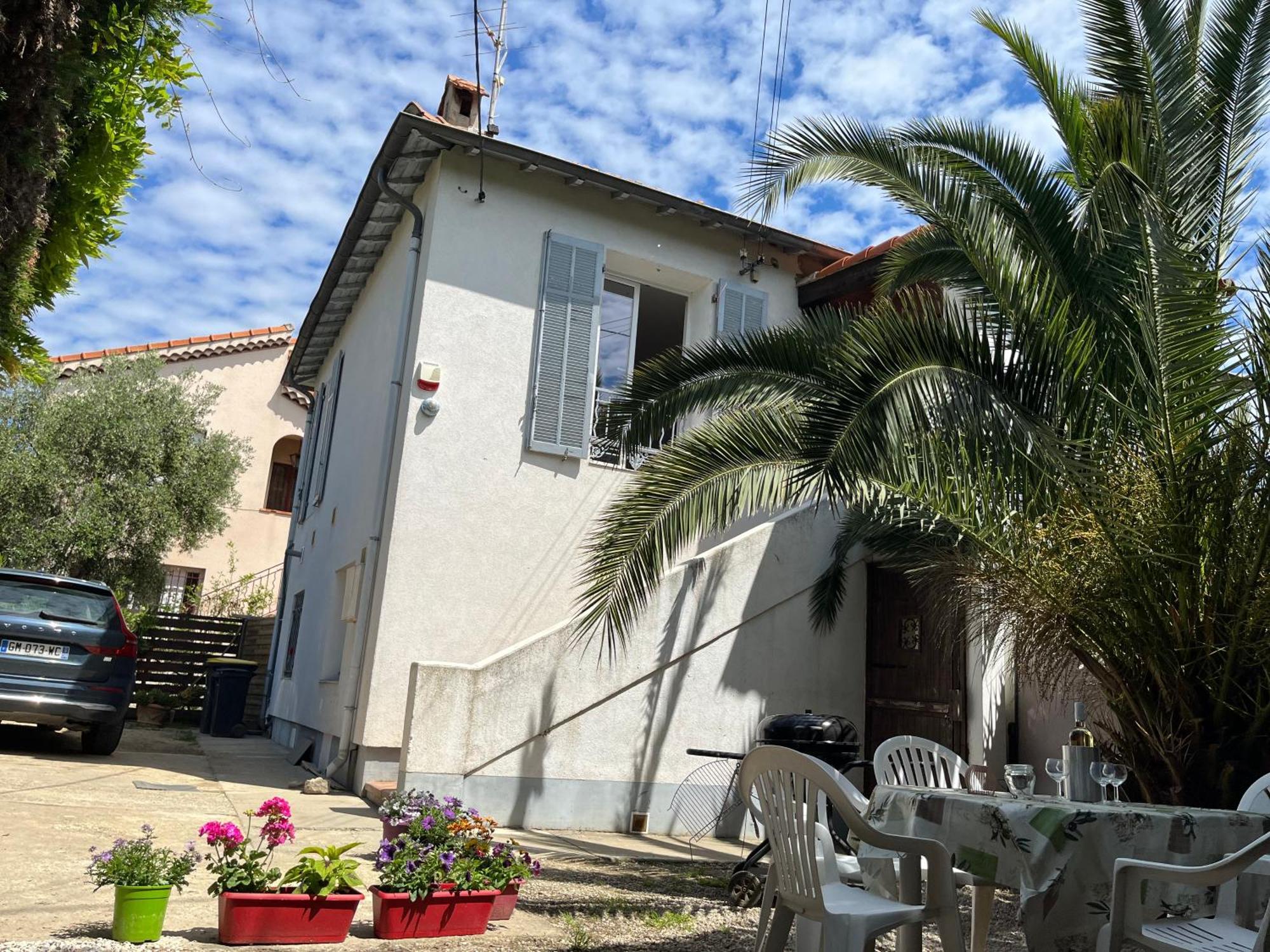 Villa La Desiree ,1er Etage Complet De La Villa, Renove A Neuf , 4 Etoiles, Climatise, Parking Prive Et 120m2 De Jardin Antibes